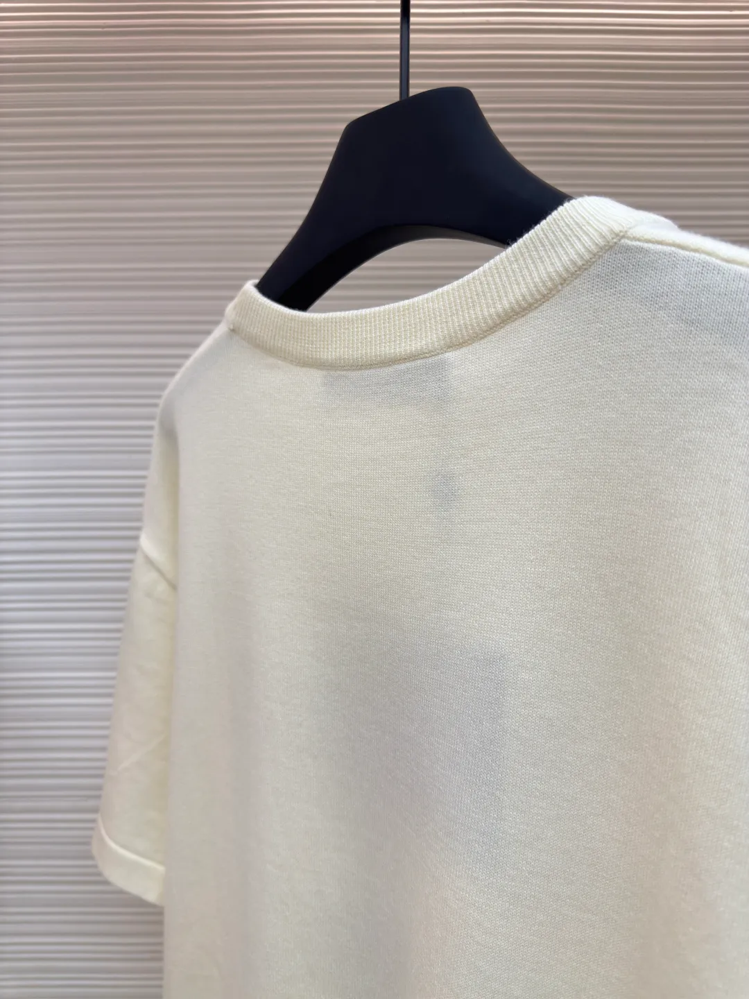 LOUIS VUITTON duck wool short sleeves ●Authentic product: purchased and developed by 7350 ●Item number: 1680163-A50 ●Fabric: fully combed wool ●Technology: woolen weaving ●Version: fitted version ●Weight: about 305 grams ●Size: XS-S-M-L ●Description: The woolen material is fully combed and 100% cotton yarn is dyed and dyed according to the original version. An experienced painter manually counts the pattern 1:1 with reference to the original version. It takes a long time and manually counts more than 10,000 pinholes. It is truly perfect 1:1. It is woven using the latest wool hanging machine. During the weaving, 13 sand spits are used to alternately weave back and forth. Single single There are more than 4,000 rows of wool knitting in the front of the garment, and it takes several hours to weave one piece of clothing. There are so many knots in the newly woven garments that it requires manual thread picking and knot inspection. After random inspections, seam picking, washing, original main labels, and wash marks are all hand-ordered. Details include the height of the wash mark, stitching, and final ironing. Only after a general inspection can the goods be packaged and shipped.